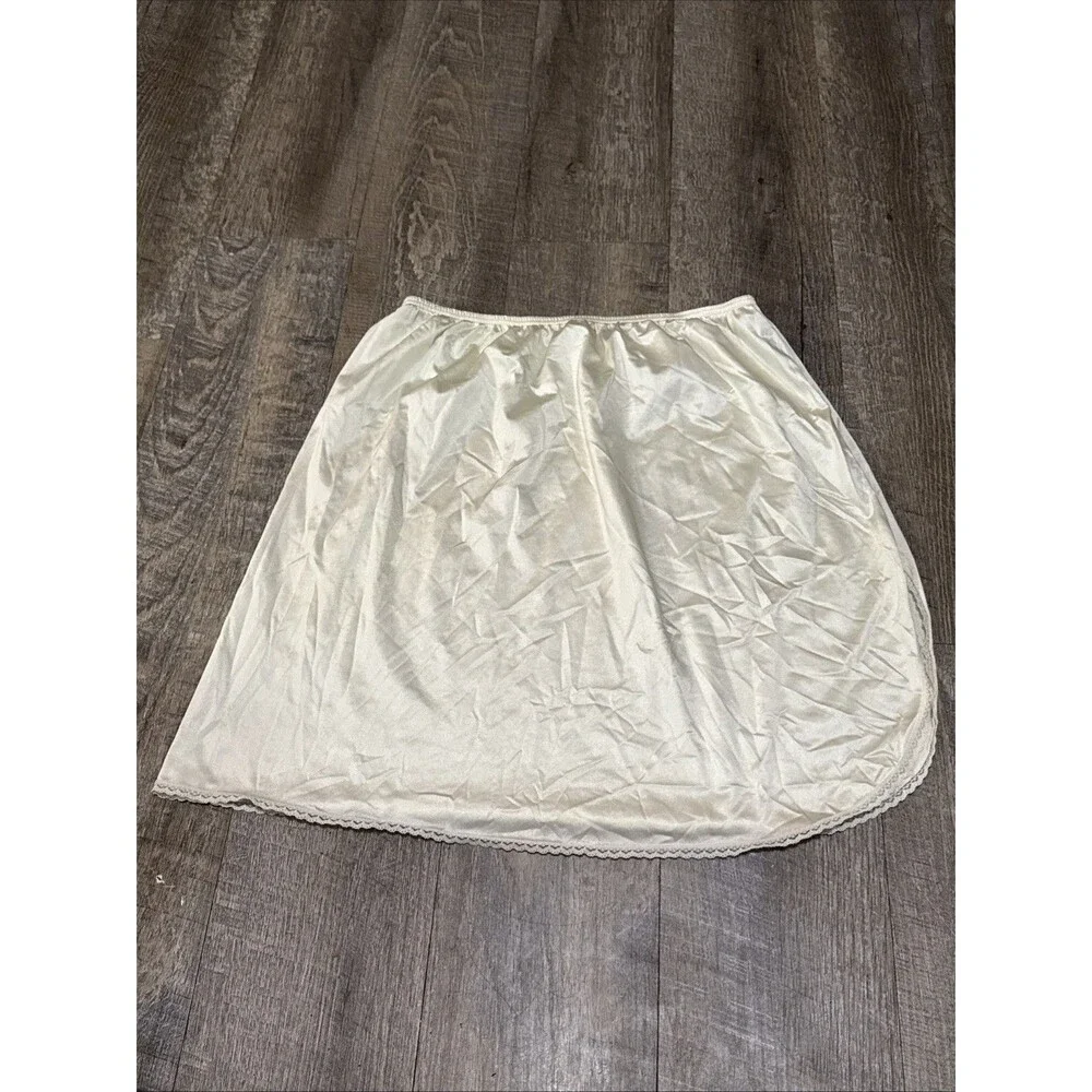 Vintage 1970s Cabernet Ivory Tricot Nylon Half Slip Curved Lace Hem Size